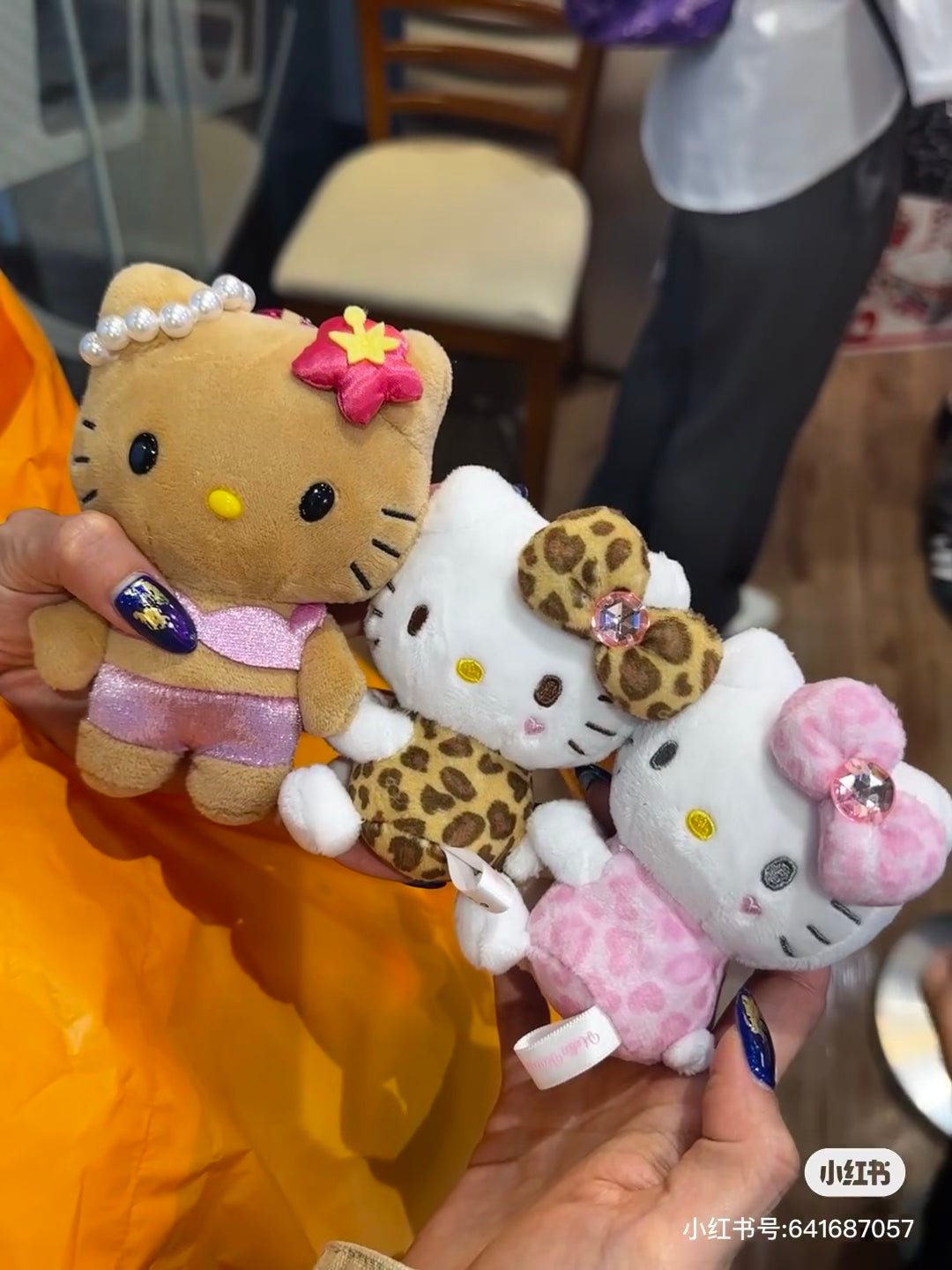 Hello Kitty凯蒂猫| Sanrio Hug Mascot / Gogo Gal Collection Leopard侧坐豹纹水钻蝴蝶结毛绒玩偶挂件/包挂|约8×5×11cm