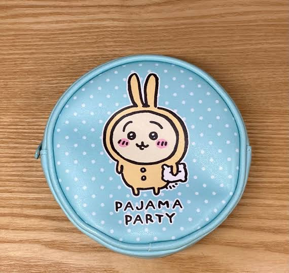 Chiikawa 吉伊卡哇|睡衣派对系列圆形皮质感零钱包+洗手液12g组/反面有3小只|約H120×W165×D60mm