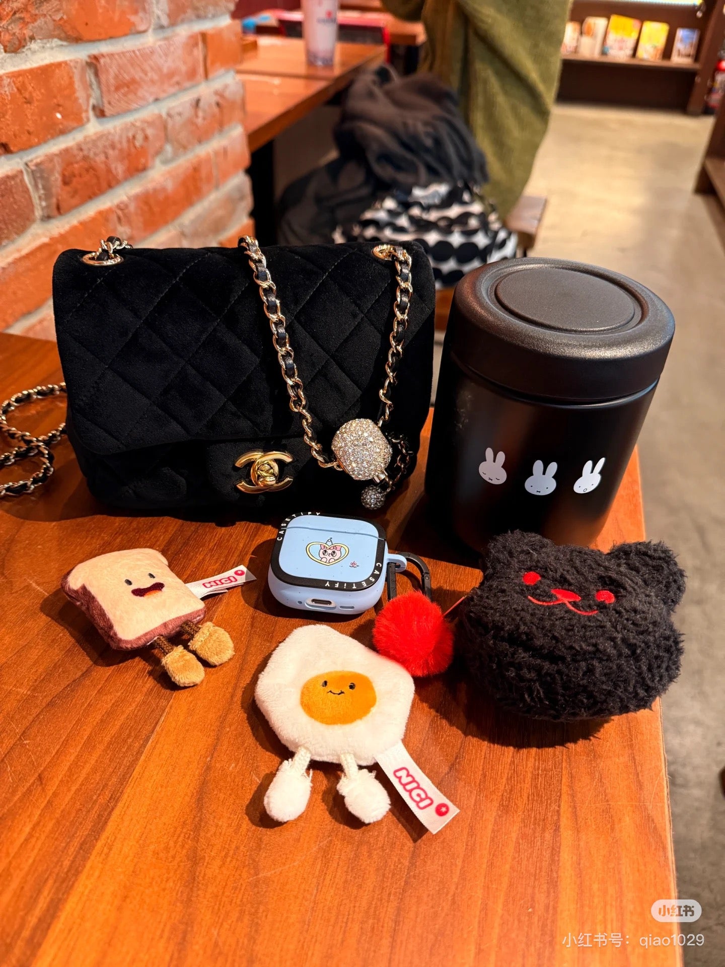 The bear’s school上学熊| Mini Pouch Chucky黑色脸型登山扣毛绒零钱包/耳机包/红色毛球拉链扣|约幅9cm/奥行3cm/高さ7cm