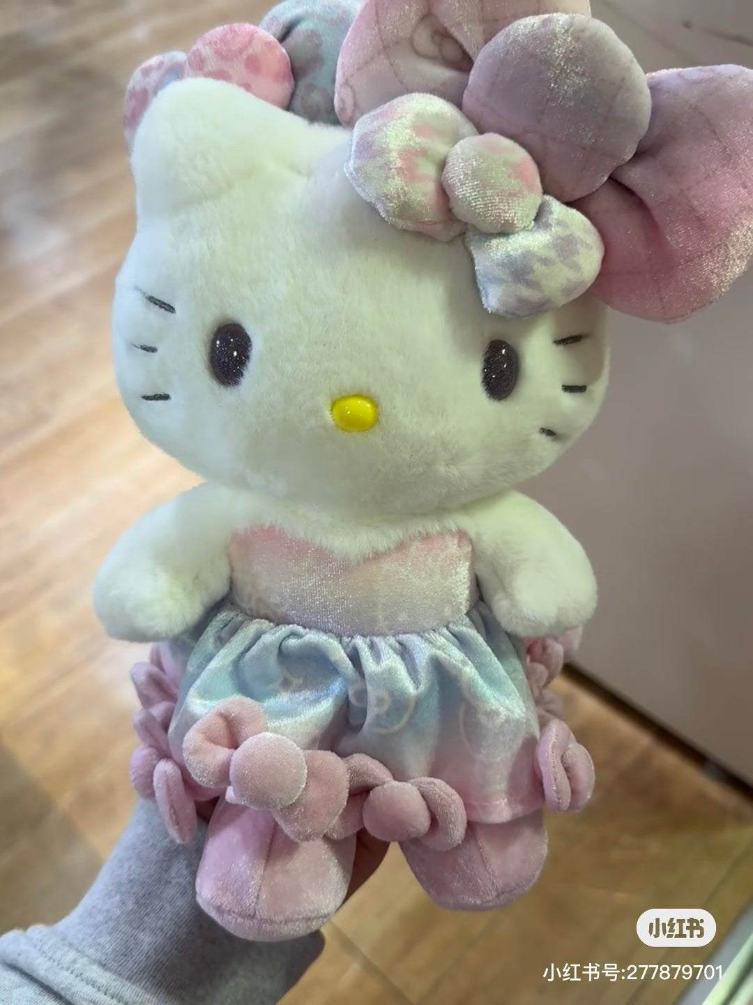HelloKitty凯蒂猫|Birthday 50th The Fashionable Ribbons Sanrio 50周年生日限定丝绒彩虹渐变蝴蝶结毛绒玩偶/公仔|约幅22×奥行15×高さ28cm