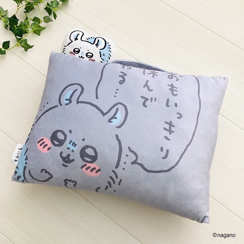 Chiikawa 吉伊卡哇|治愈系可爱抱枕/脸从左上角露出来的设计/配有手柄随身携带|约宽 39 x 深 28 x 高长 9 cm