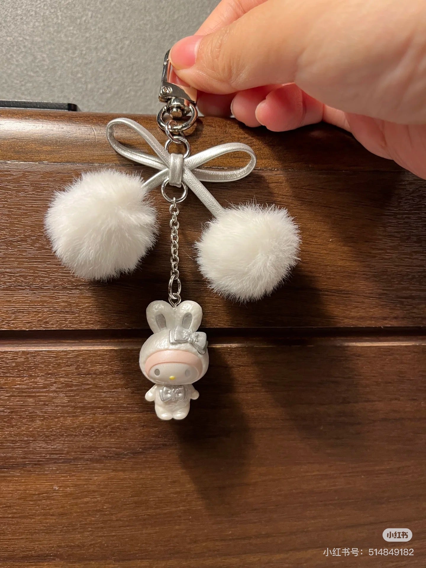 Sanrio三丽鸥|Keychain / Fluffy Snow Rabbit冬日毛茸茸银白初雪小兔系列可爱角色珠光钥匙扣挂件/包挂|约17.0 x 9.4 x 2.7cm