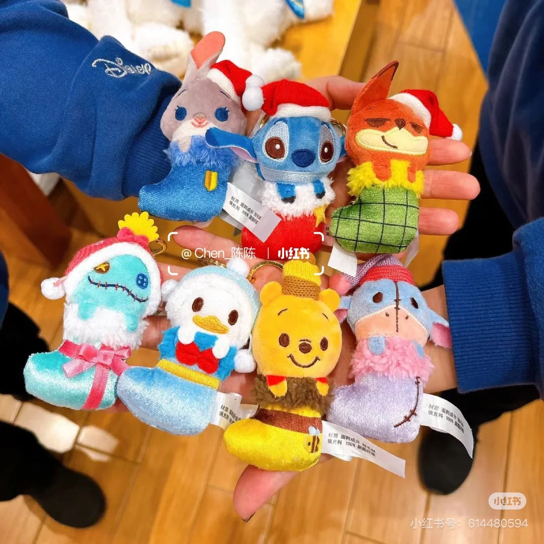Disney迪士尼|Winnie The Pooh Eeyore Stitch Scrump Judy Nick BayMax Christmas2024东迪冬日圣诞限定系列可爱角色袜子挂件/包挂/圣诞树装饰|约3 x 15 x 6 cm
