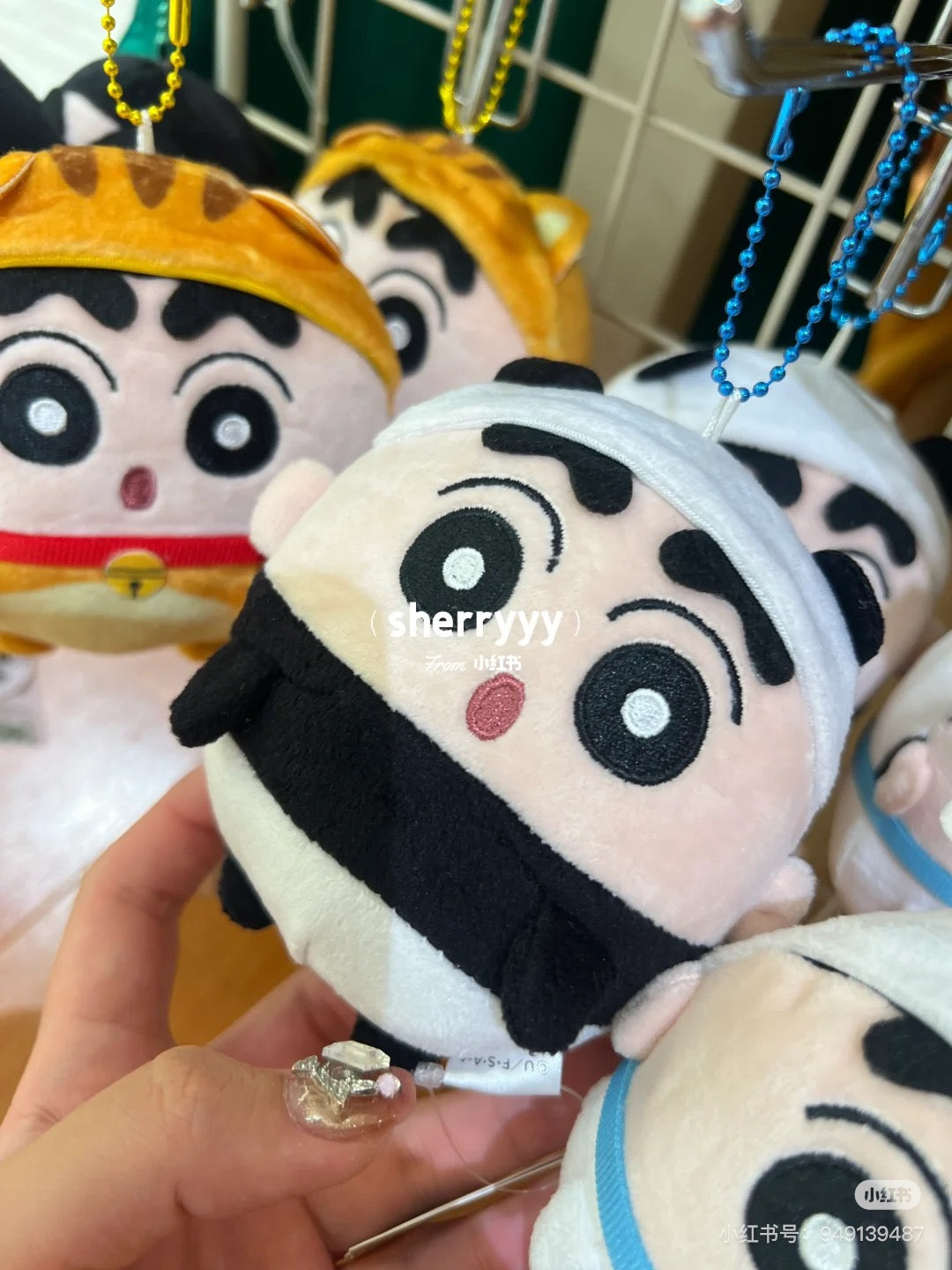 Crayon shin-chan蜡笔小新|Doll Crayon Shin-chan Mascot可爱角色圆滚滚毛绒玩偶挂件/包挂/拉长尾巴身体会震动|约H:100mm×W:100mm×D:75mm