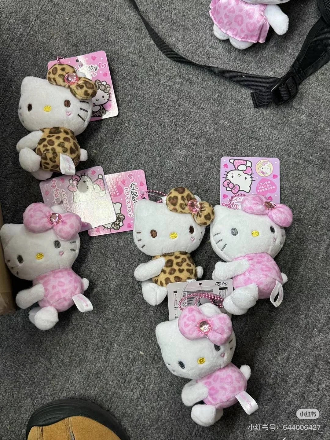 Hello Kitty凯蒂猫| Sanrio Hug Mascot / Gogo Gal Collection Leopard侧坐豹纹水钻蝴蝶结毛绒玩偶挂件/包挂|约8×5×11cm