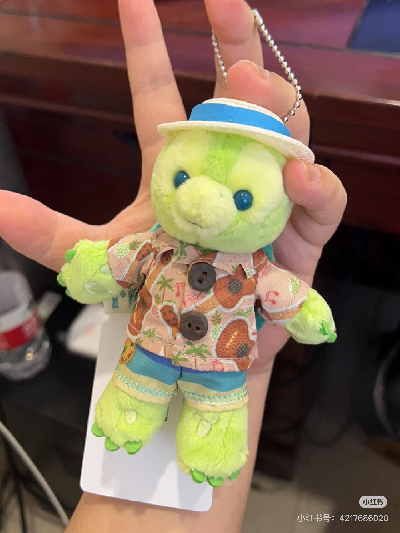 Disney迪士尼 |东迪夏日限定夏威夷草帽衬衫站姿Olu小龟毛绒挂件/包挂/胸针