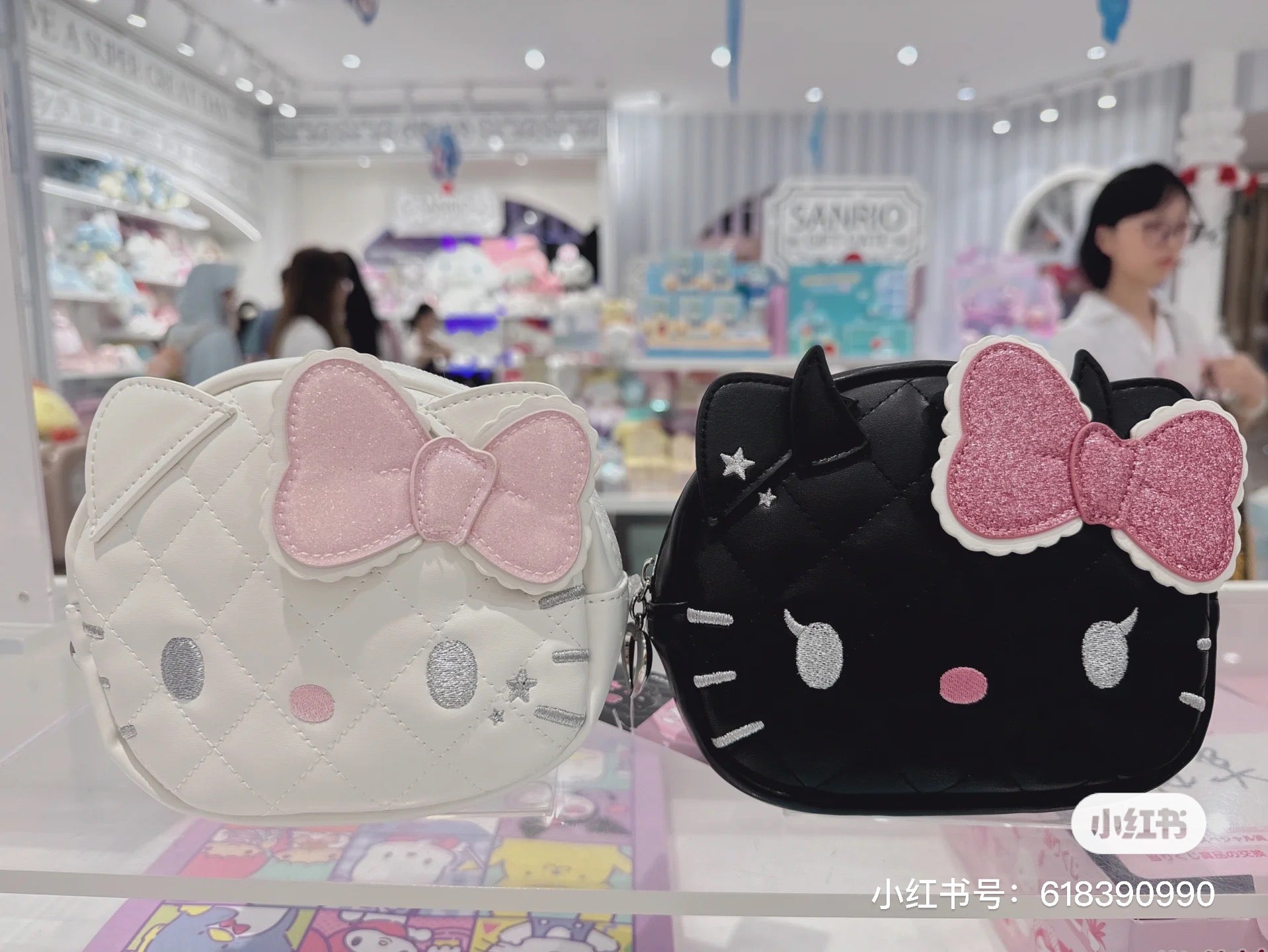 Hello kitty凯蒂猫|Sanrio Hello Kitty Face-Shaped Pouch / Angel and Little Devil天使恶魔手拿小包/背面有小翅膀|约 20.1 x 18.1 x 8.0cm