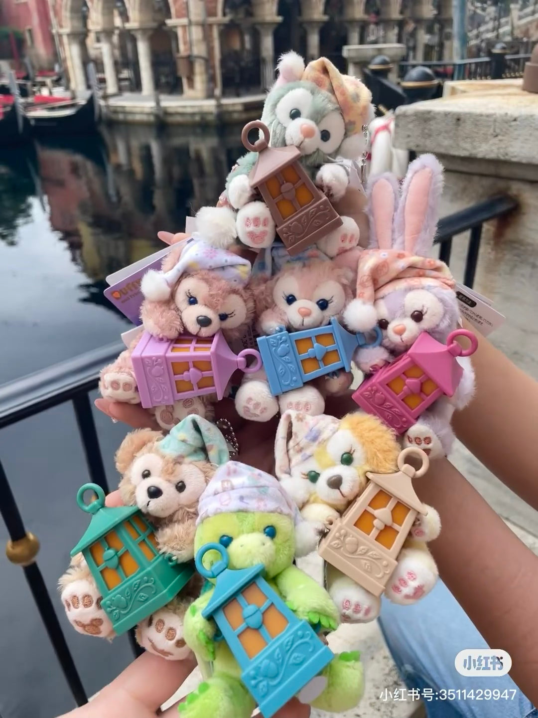 Disney迪士尼|2024东迪秋日睡衣派对系列/Duffy和朋友们坐姿七宝提灯笼亮灯毛绒挂件/包挂