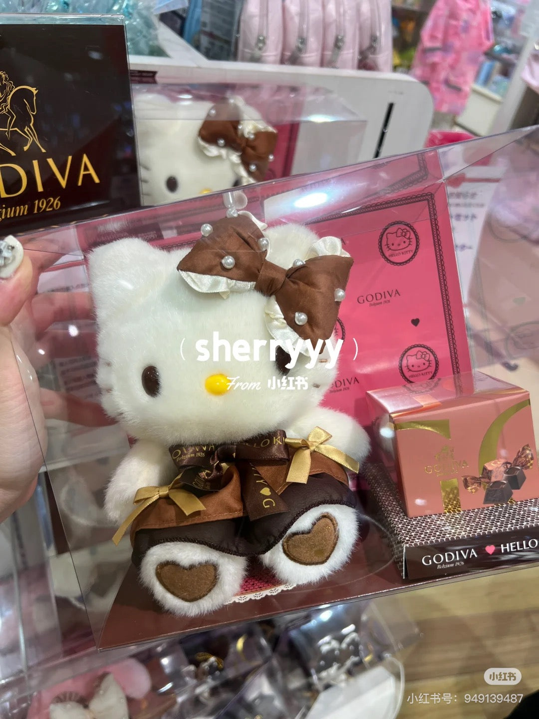 Sanrio三丽鸥|Plush Keychain Hello Kitty Sanrio x GODIVA 2025歌帝梵联名巧克力+毛绒玩偶挂件礼物套装/礼盒