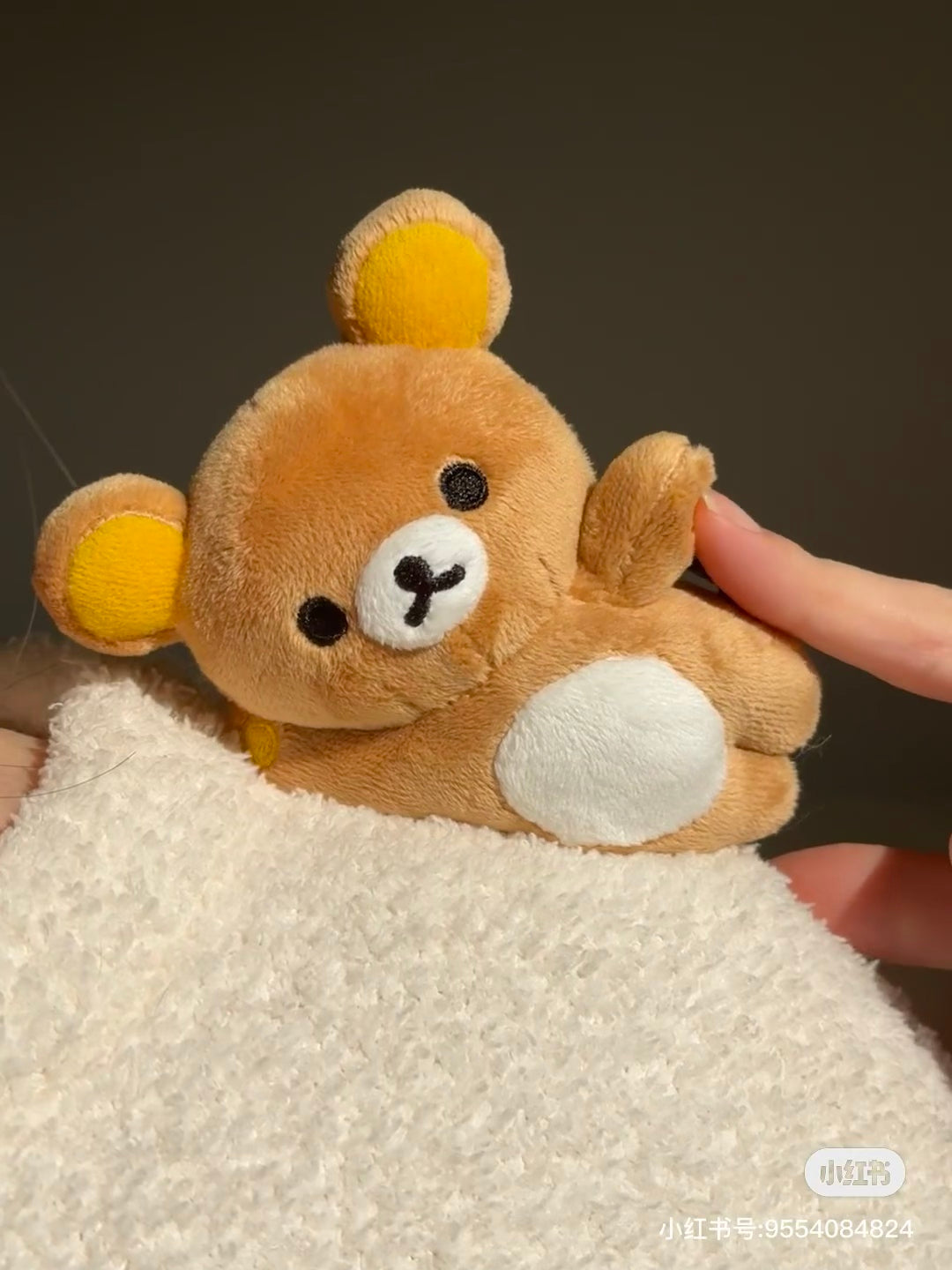 Rilakkuma轻松熊|Tonikaku Dara Dara Series - Magnetic Goyururi Plush Toy - Rilakkuma San-X舒适慵懒生活系列磁吸站肩毛绒迷你玩偶/底座可拆开|约90mm x 120mm x 55mm