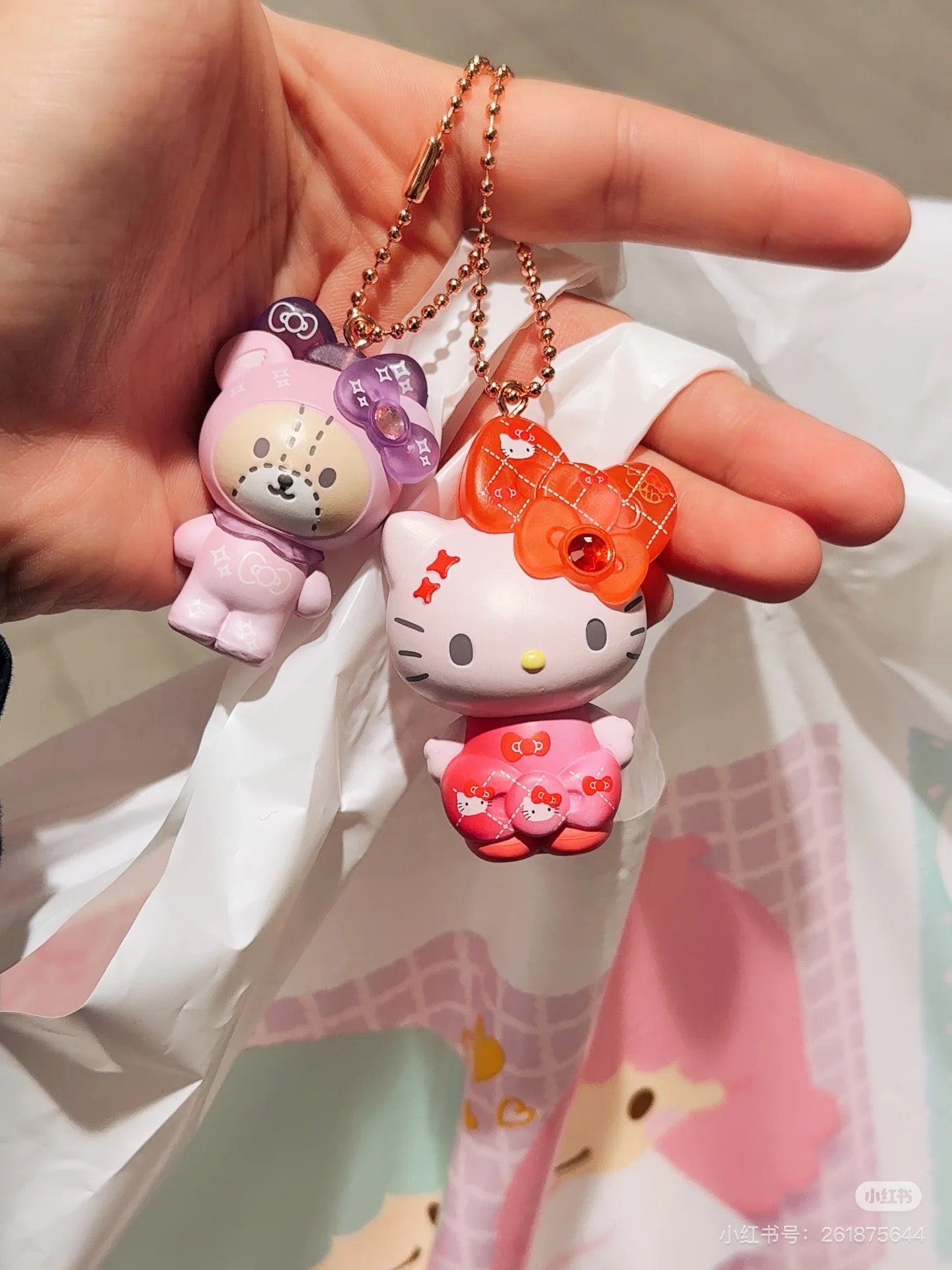 HelloKitty凯蒂猫|Birthday 50th The Fashionable Ribbons Sanrio Blindbag 50周年生日限定彩虹水钻蝴蝶结吊饰挂件盲盒/全8种|1枚入