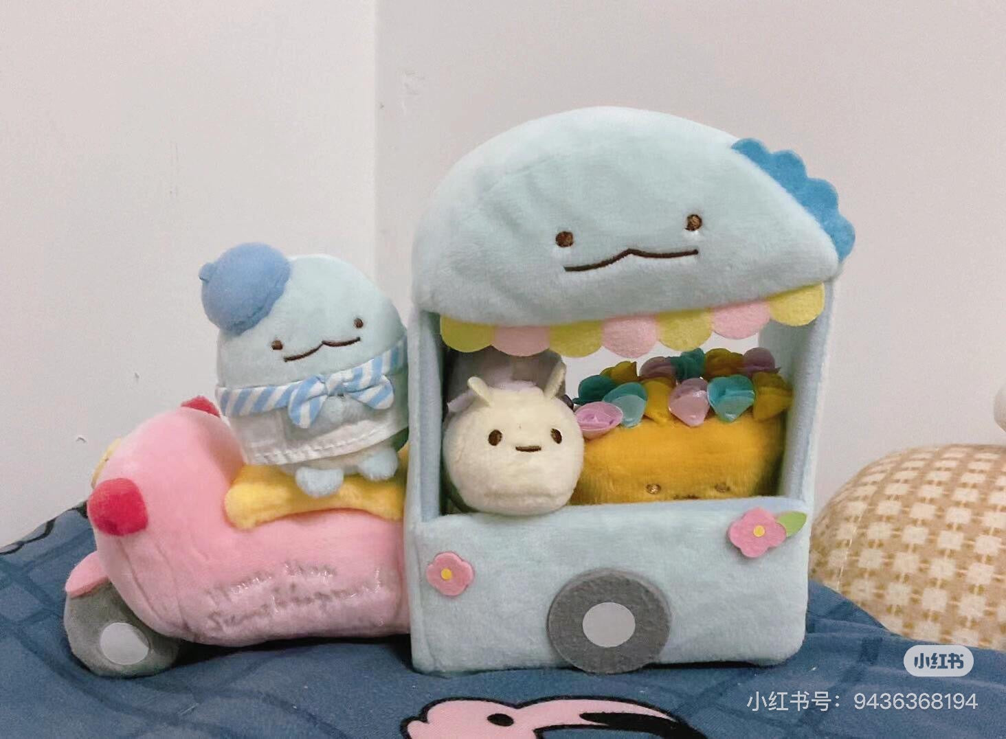 Sumikko gurashi角落生物|San-x Sumikko Gurashi Scene Plush Toy "Flower Wagon" 水龙花车鲜花速递毛绒场景沙包玩偶/摆件|约150 × 210 × 85 毫米