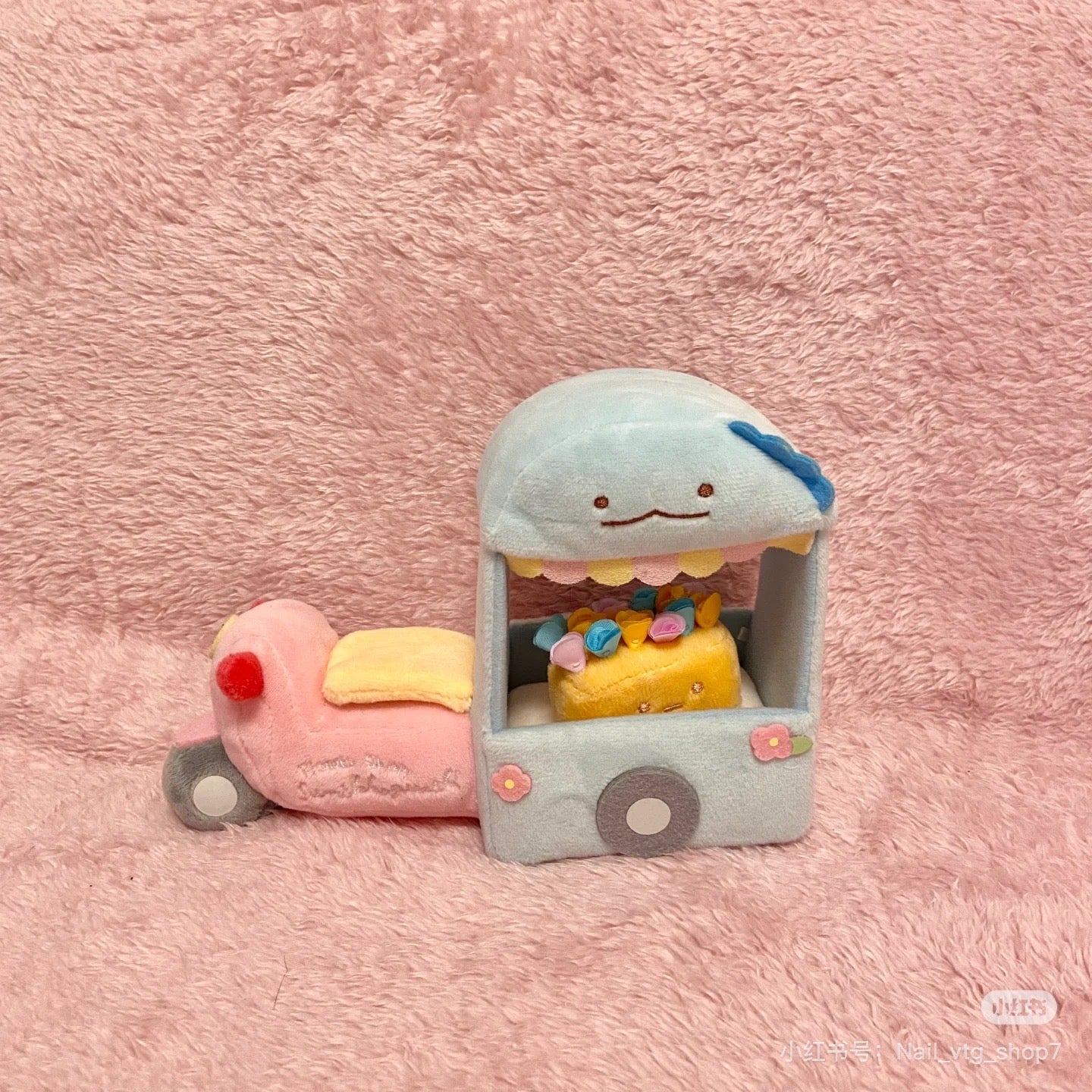 Sumikko gurashi角落生物|San-x Sumikko Gurashi Scene Plush Toy "Flower Wagon" 水龙花车鲜花速递毛绒场景沙包玩偶/摆件|约150 × 210 × 85 毫米