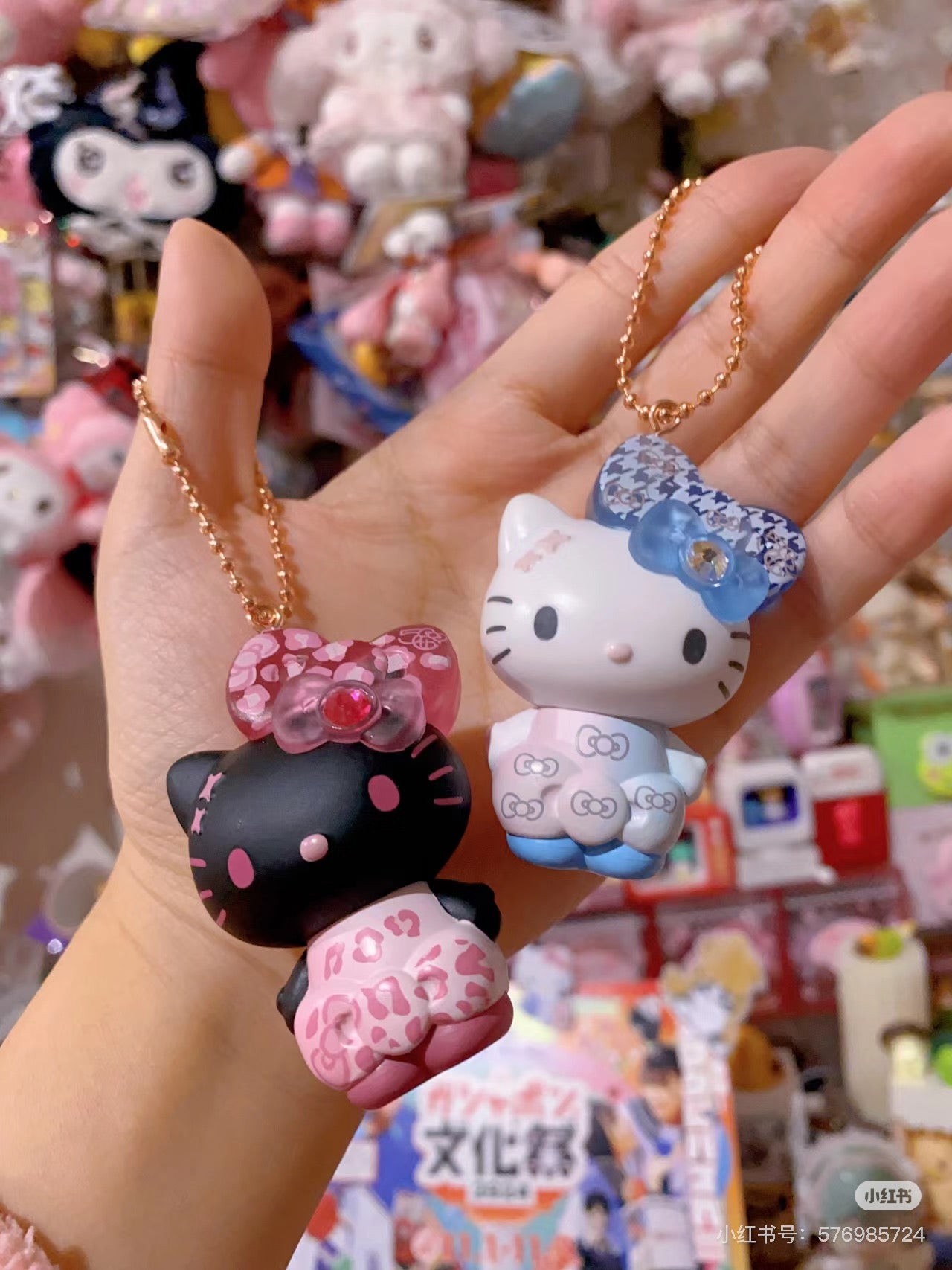 HelloKitty凯蒂猫|Birthday 50th The Fashionable Ribbons Sanrio Blindbag 50周年生日限定彩虹水钻蝴蝶结吊饰挂件盲盒/全8种|1枚入