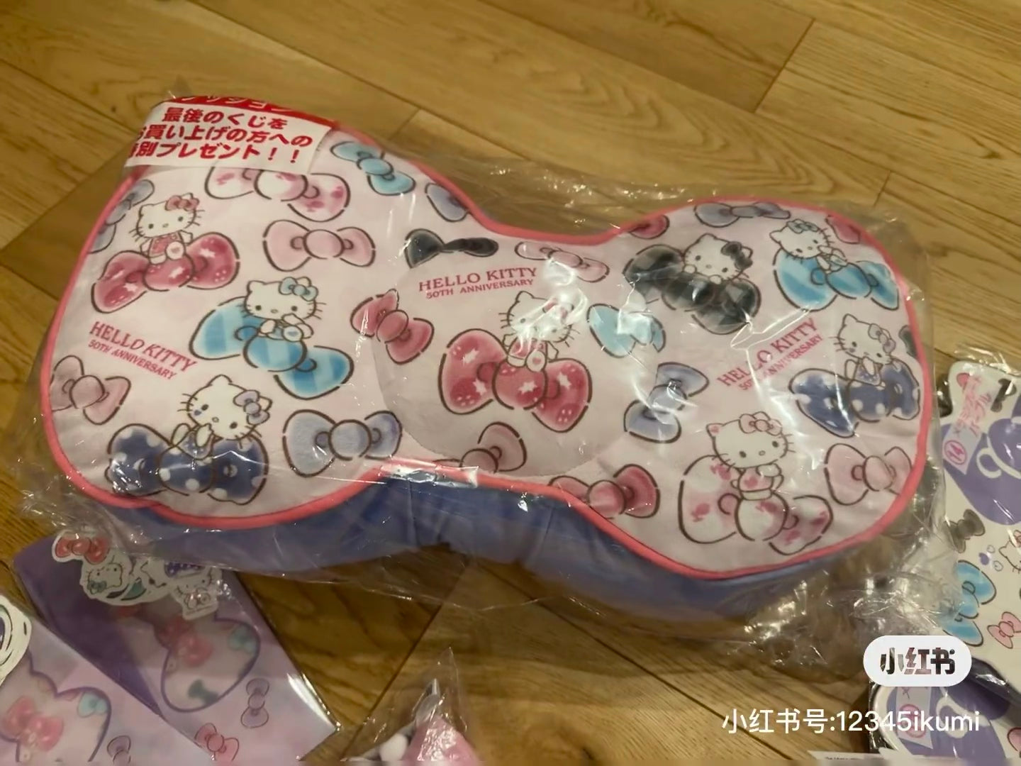 Sanrio三丽鸥|Hello Kitty凯蒂猫50周年一番赏抽奖/蝴蝶结抱枕/超大棉花公仔/化妆包/手提包/家居拖鞋/玩偶挂件/杯碟等|1次