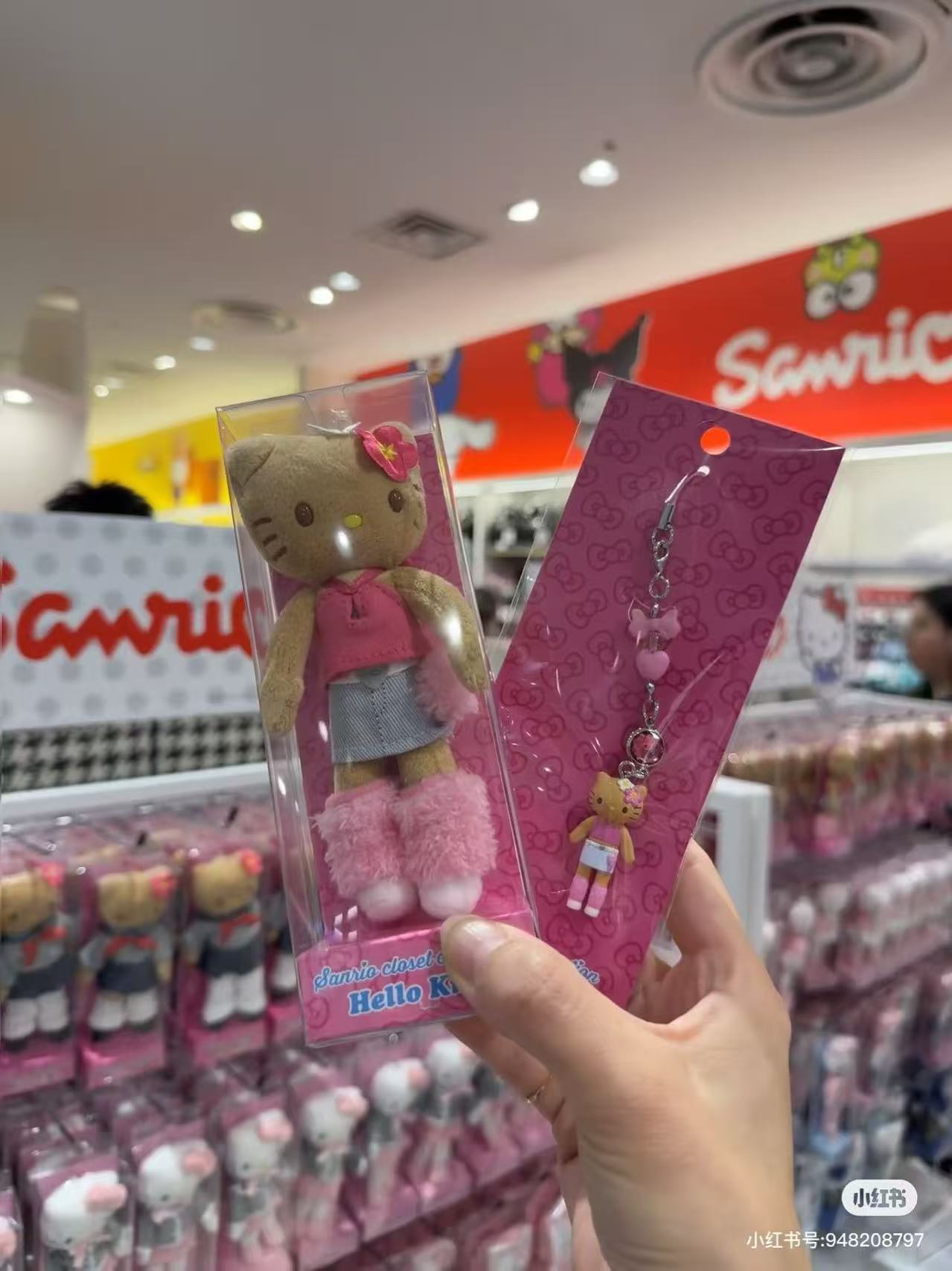 Hello Kitty|Closet Collection Gal Style Phone Charm |2×1.2×4cm approx.