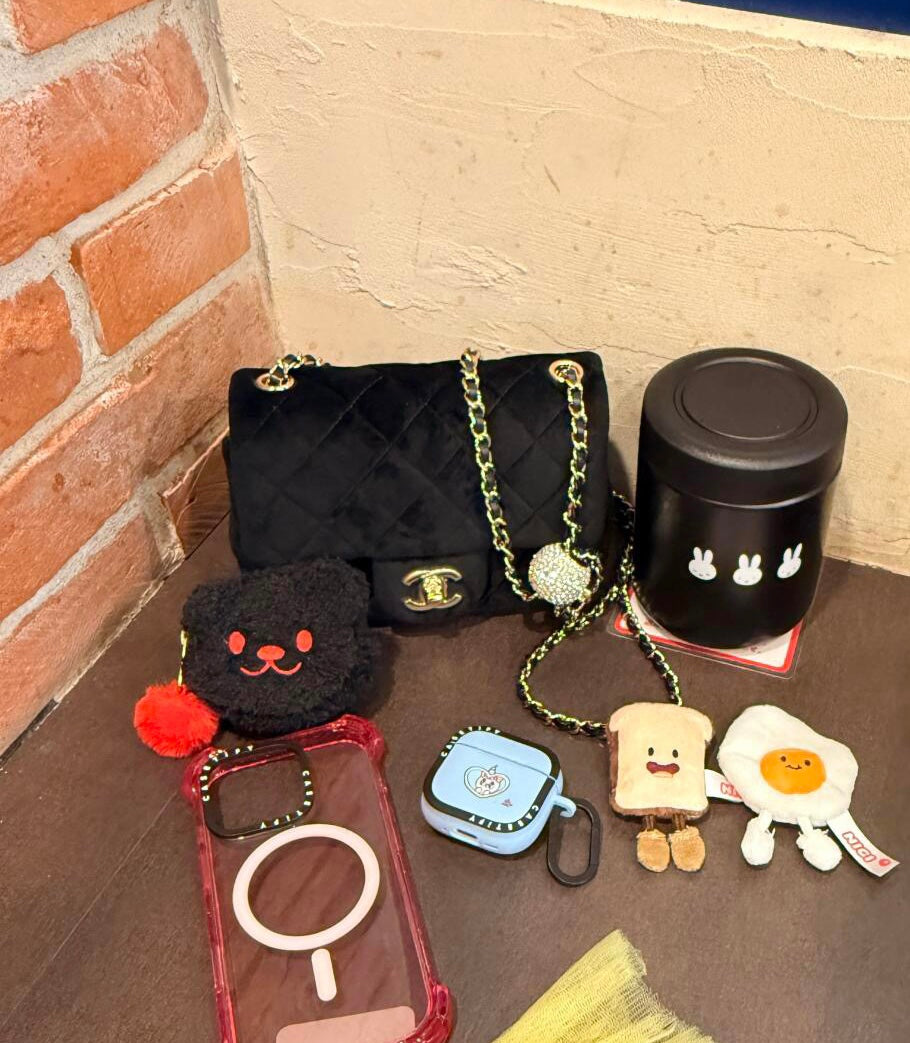 The bear’s school上学熊| Mini Pouch Chucky黑色脸型登山扣毛绒零钱包/耳机包/红色毛球拉链扣|约幅9cm/奥行3cm/高さ7cm