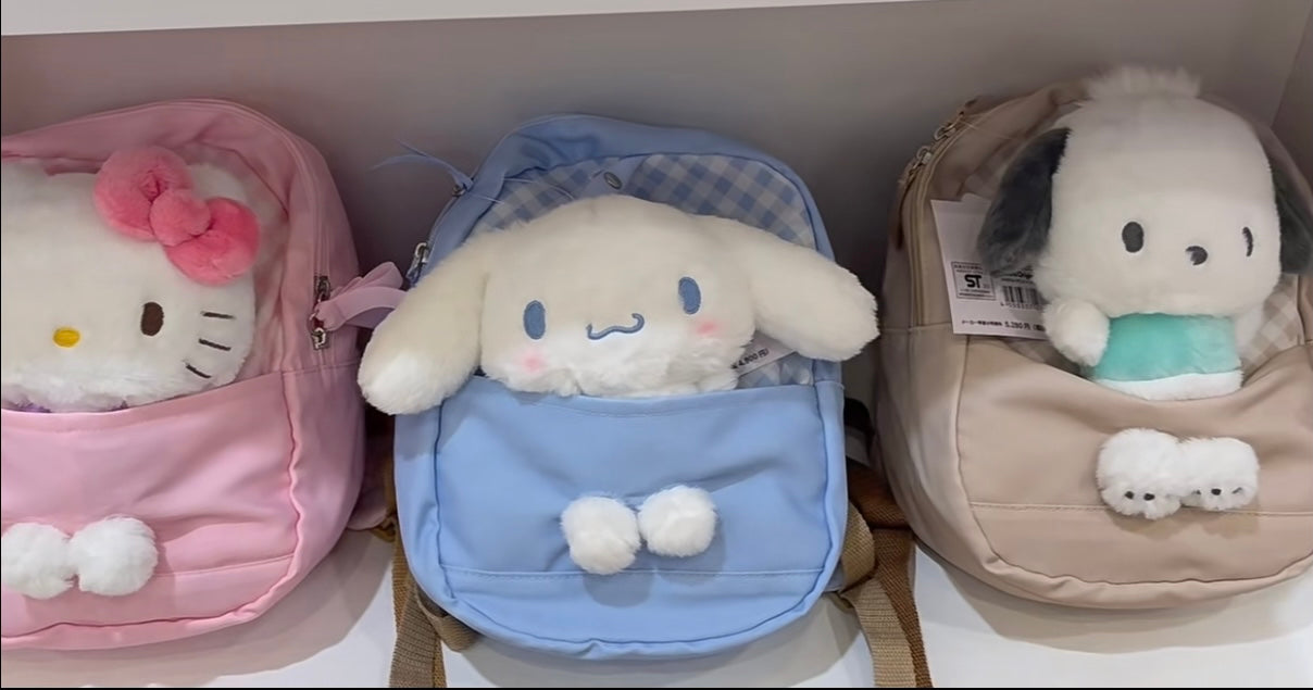 Sanrio|2023公仔kids小书包/含一只与包包匹配的公仔/小脚脚可以露出|约20 x 9.5 x 25 cm