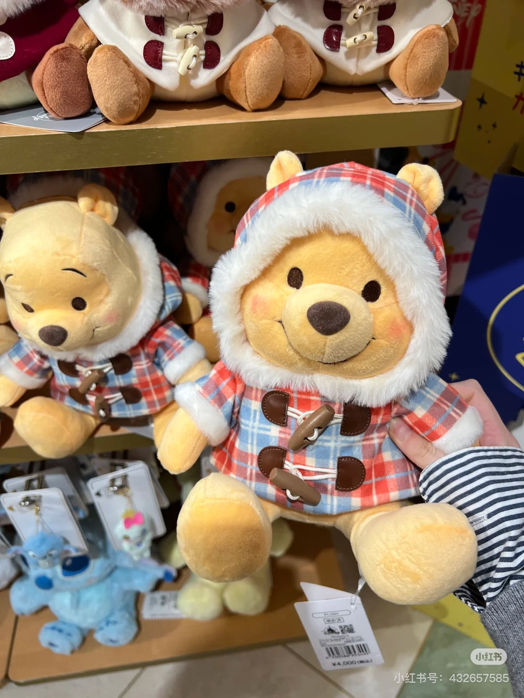 Disney迪士尼|Winter Jacket Doll东迪冬日限定格纹大衣斗篷坐姿毛绒玩偶/公仔|约高さ23×幅20×奥行き16(cm)