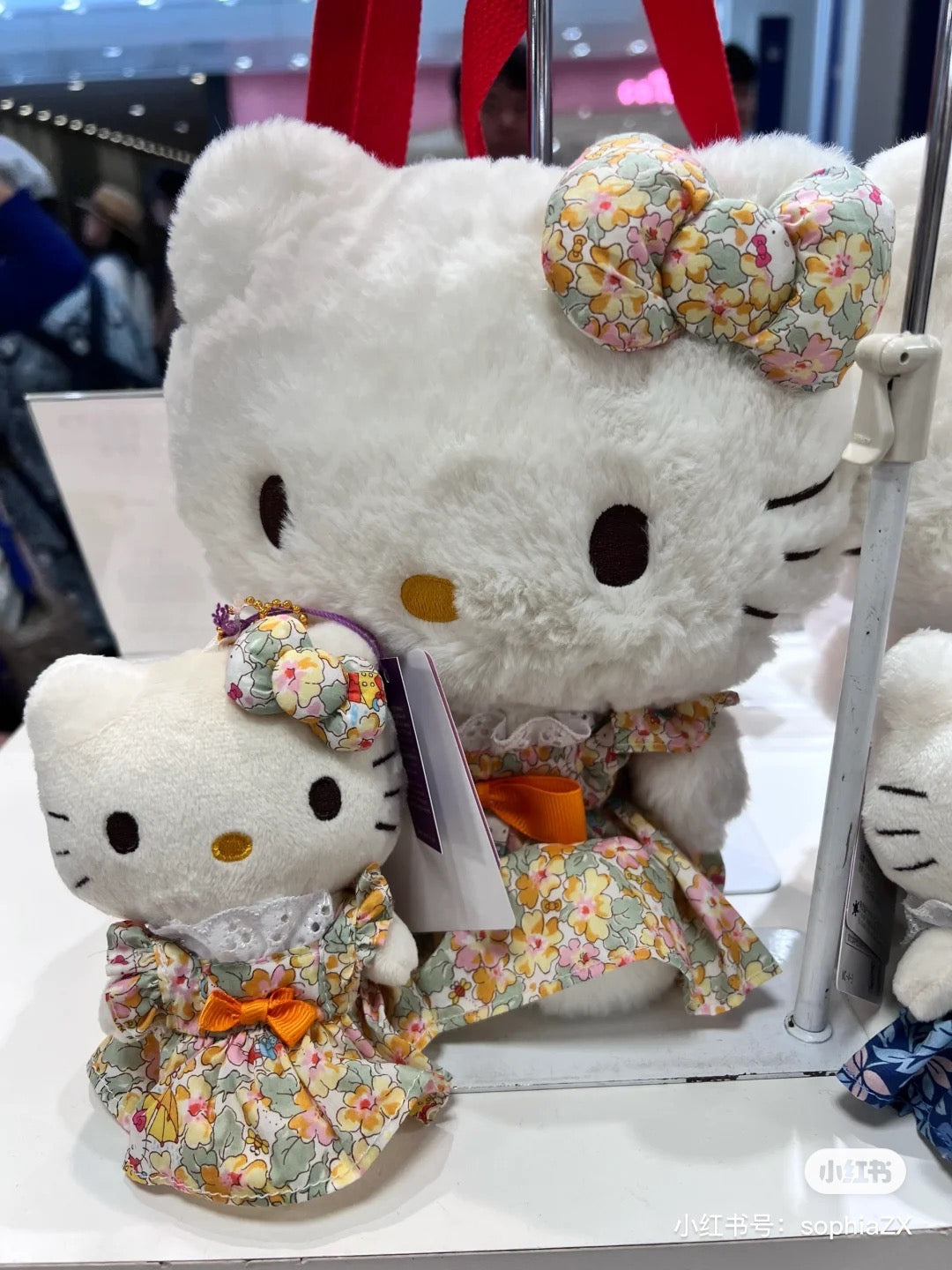 Hello kitty凯蒂猫|小碎花系列裙裙玩偶/公仔/裙子上也有kitty图案|约H22×W19×D15cm
