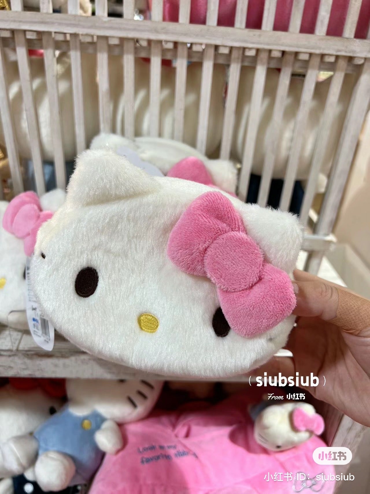 Hello kitty凯蒂猫|致敬复古系列70‘s造型毛茸茸小化妆包/收纳包|約H125×W150×D50mm