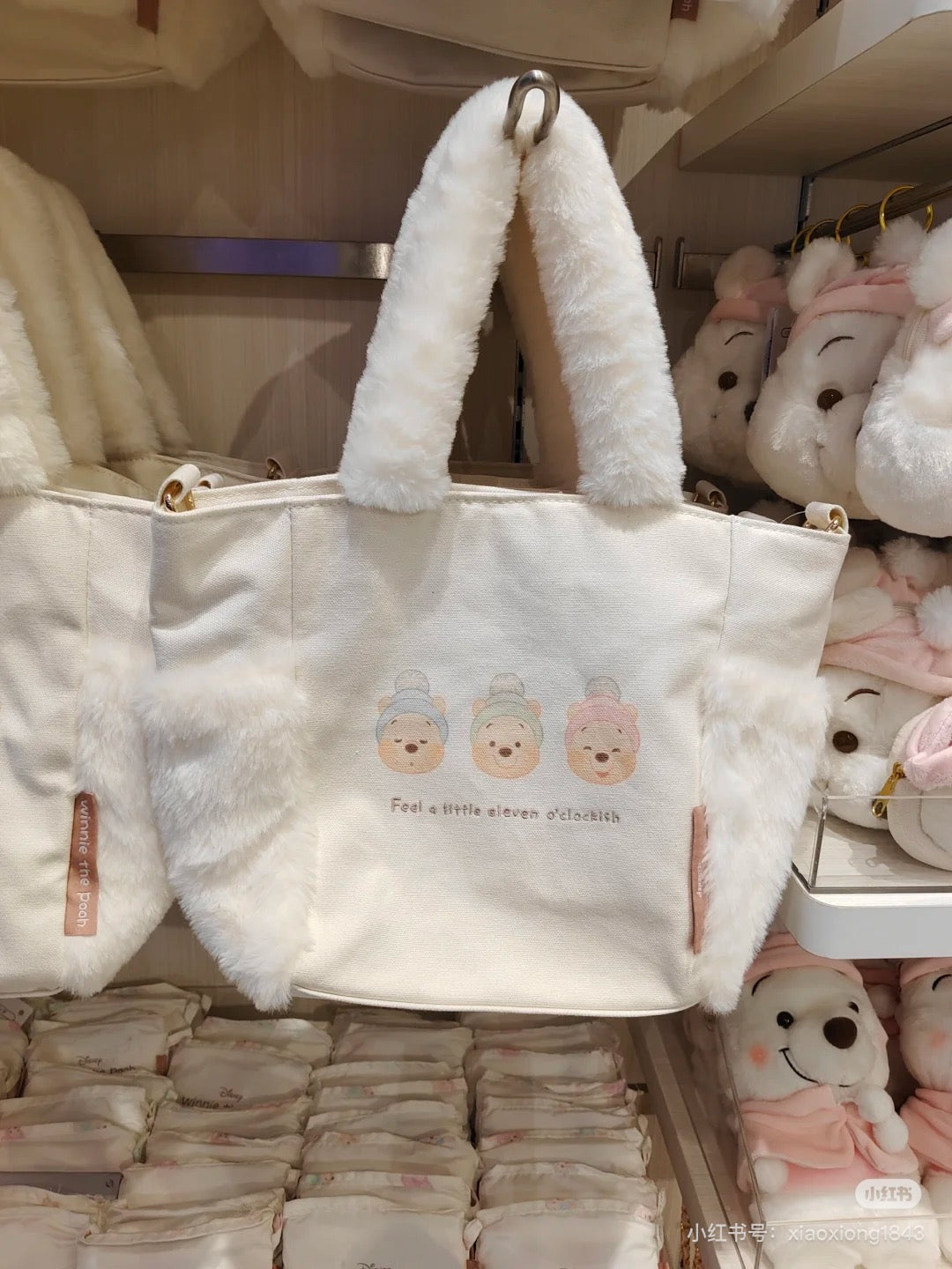 Disney迪士尼|Winnie the Pooh 2WAY Tote Shoulder Bag White Pooh Fruit Latte Color东迪冬日限定水果拿铁色睡衣睡帽斗篷系列噗噗维尼毛绒白色斜挎两用包/手提包/肩带可拆卸|约高 21.5 x 宽 19.5 x 深度(角撑板)12c?m