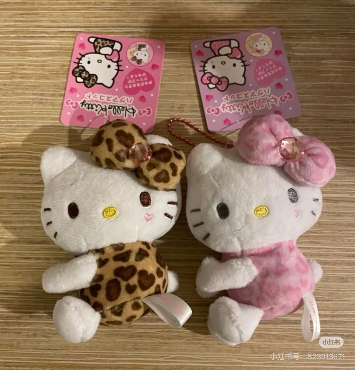 Hello Kitty凯蒂猫| Sanrio Hug Mascot / Gogo Gal Collection Leopard侧坐豹纹水钻蝴蝶结毛绒玩偶挂件/包挂|约8×5×11cm
