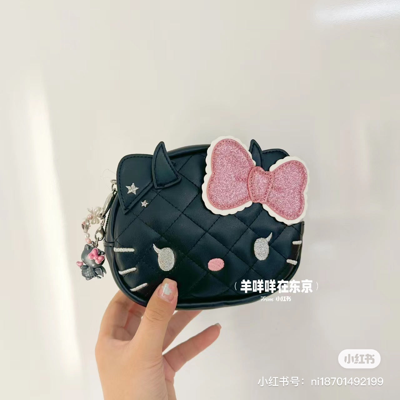 Hello kitty凯蒂猫|Sanrio Hello Kitty Face-Shaped Pouch / Angel and Little Devil天使恶魔手拿小包/背面有小翅膀|约 20.1 x 18.1 x 8.0cm