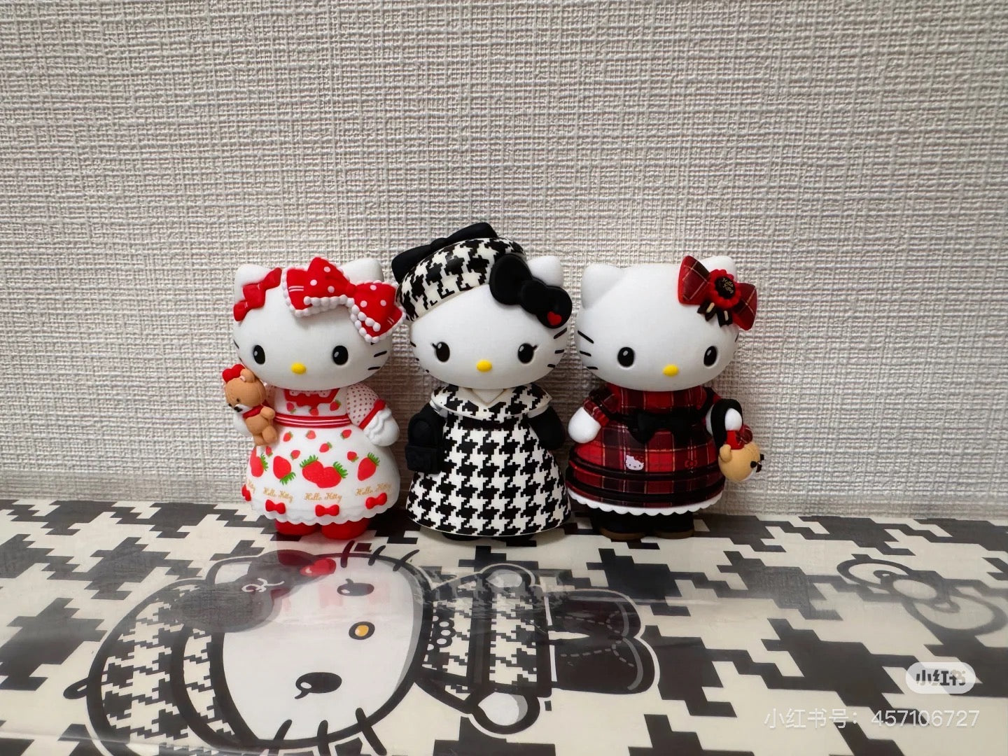Hello Kitty|Monochrome Girly Twin Coordinate Birthday Doll mystery bag/blind box/All 8 types|1pcs