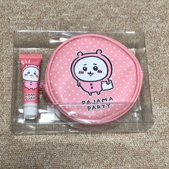 Chiikawa 吉伊卡哇|睡衣派对系列圆形皮质感零钱包+洗手液12g组/反面有3小只|約H120×W165×D60mm