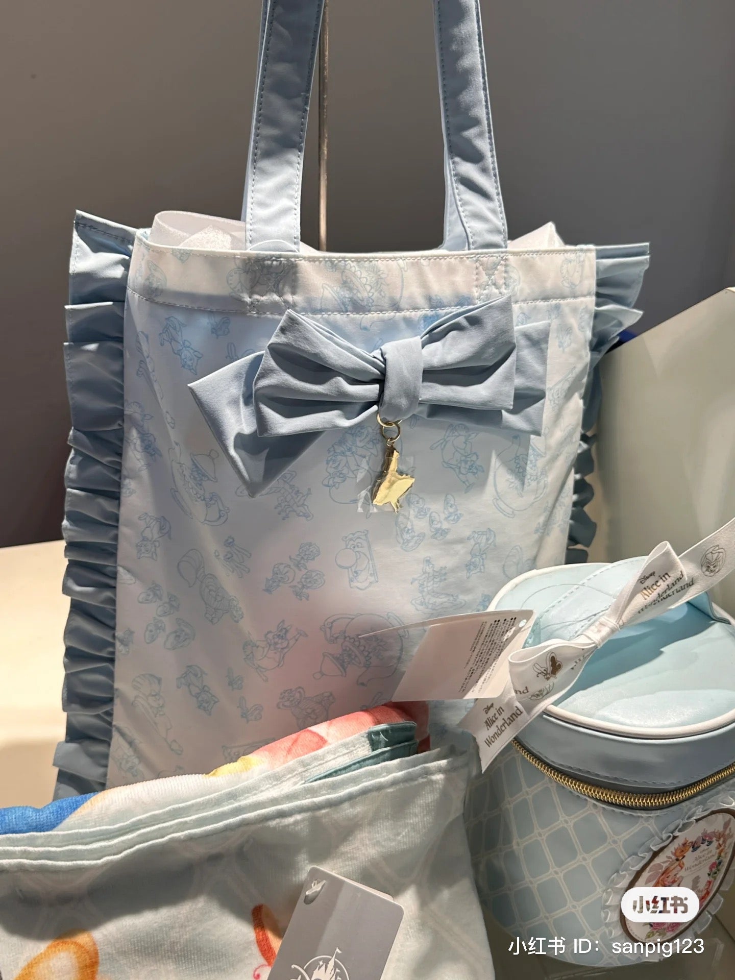 Disney|爱丽丝梦游仙境Alice Sweet Garden甜蜜花园茶会特辑超美水色公主吊坠花边大蝴蝶结托特包/单肩包/颜色超美|約 縦38×横34×厚み1(cm)