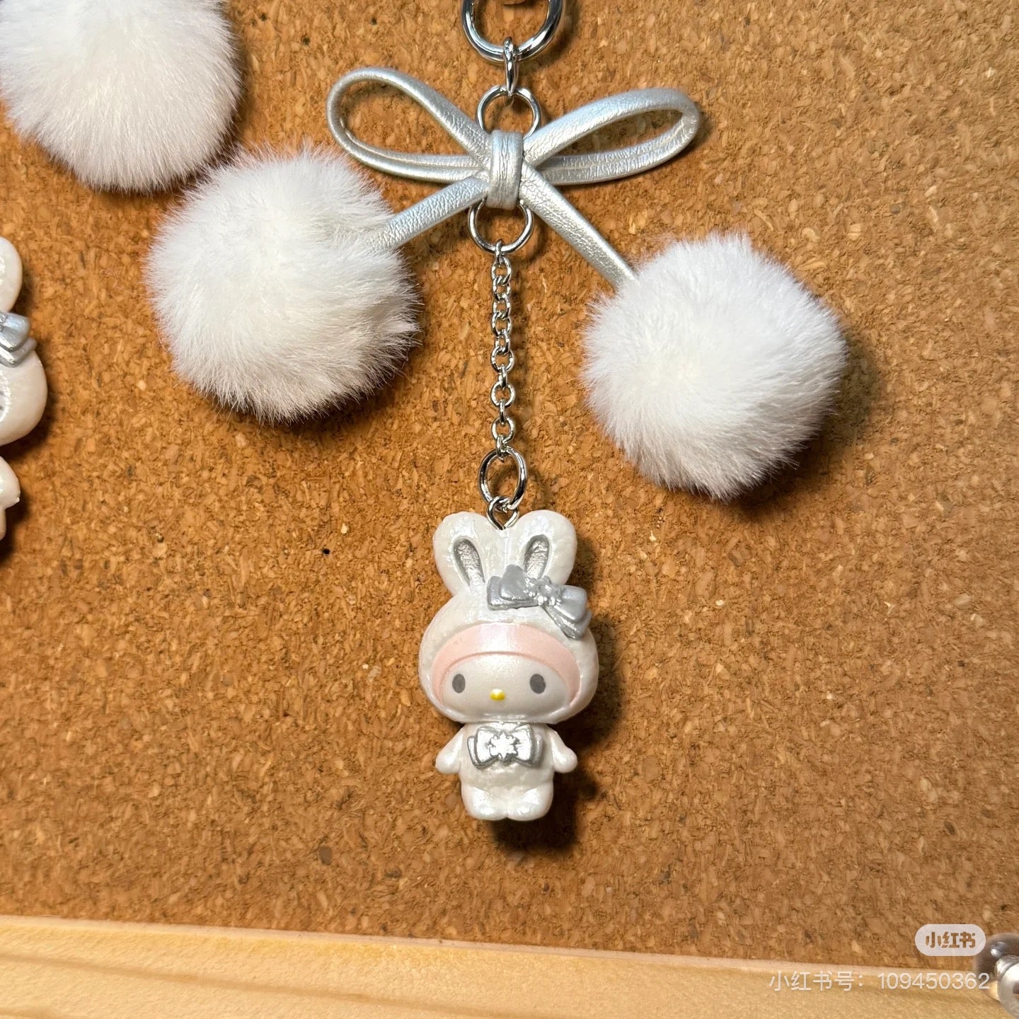 Sanrio三丽鸥|Keychain / Fluffy Snow Rabbit冬日毛茸茸银白初雪小兔系列可爱角色珠光钥匙扣挂件/包挂|约17.0 x 9.4 x 2.7cm
