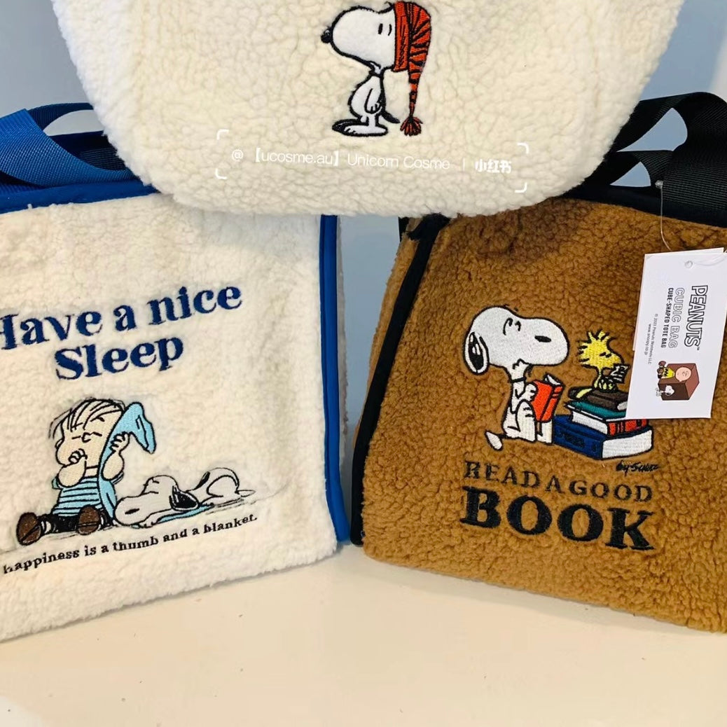 Snoopy|史努比冬季刺绣图案毛茸茸小方包/收纳包/可爱内里有卡位隔层/还是防水的|約 W22×H23×D12cm