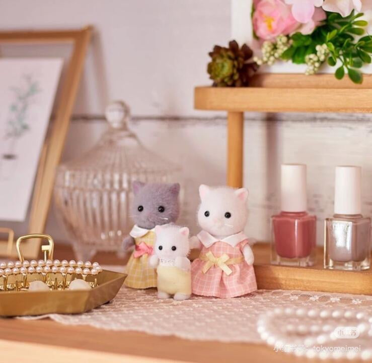 SylvanianFamilies森贝儿家族| White Persian Cat Girl Doll 波斯猫粉色格子裙植绒站宝/玩具/过家家