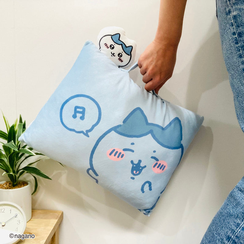 Chiikawa 吉伊卡哇|治愈系可爱抱枕/脸从左上角露出来的设计/配有手柄随身携带|约宽 39 x 深 28 x 高长 9 cm