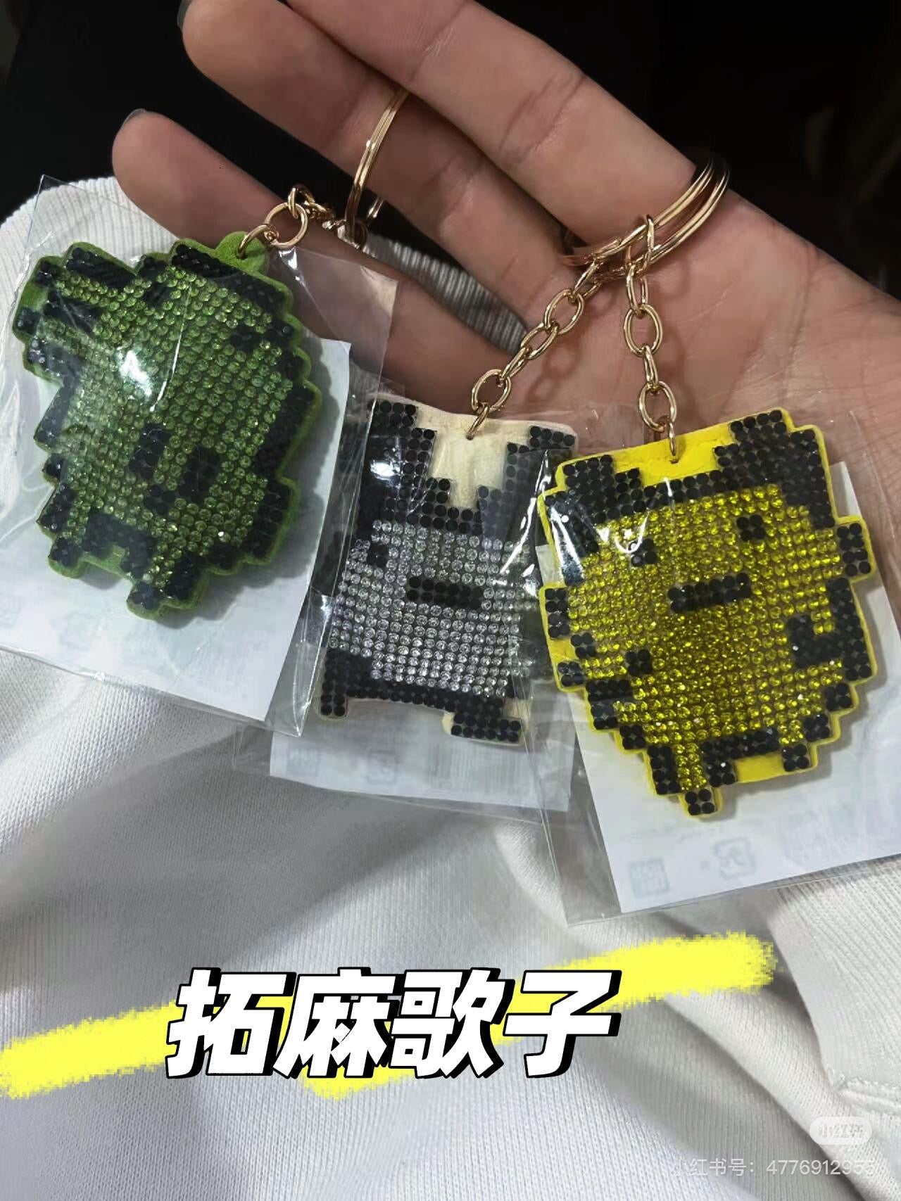 Tamagotchi|Rhinestone Keychain/Keyring|50 x 60 x 20mm approx.