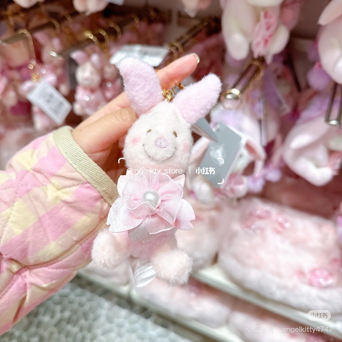 Disney迪士尼|Cherry Blossom Sakura 2025Collection Mascot Keychain 东迪2025年限定樱花粉坐姿可爱角色毛绒玩偶钥匙扣挂件/包挂/樱花造型钥匙圈| 约高 12 x 宽 10 x 深 12.5 (cm)