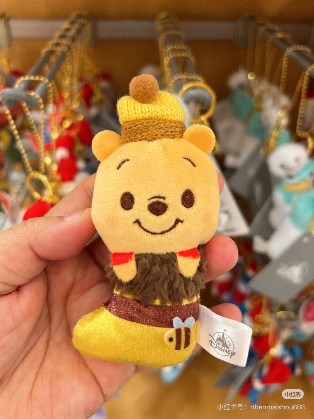 Disney迪士尼|Winnie The Pooh Eeyore Stitch Scrump Judy Nick BayMax Christmas2024东迪冬日圣诞限定系列可爱角色袜子挂件/包挂/圣诞树装饰|约3 x 15 x 6 cm