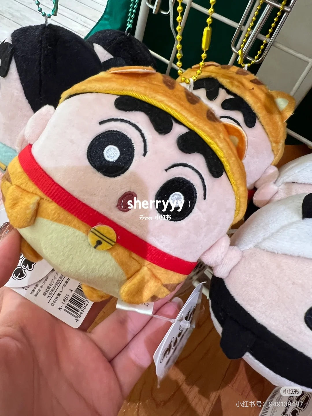 Crayon shin-chan蜡笔小新|Doll Crayon Shin-chan Mascot可爱角色圆滚滚毛绒玩偶挂件/包挂/拉长尾巴身体会震动|约H:100mm×W:100mm×D:75mm