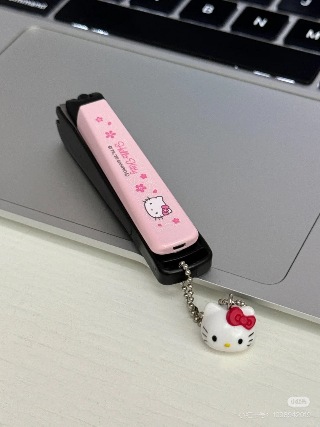 KAI贝印|Nail Clipper (M) - Hello Kitty : Sakura粉色樱花凯蒂猫大头吊饰不锈钢指甲钳M号/防飞溅|约2×2×9cm