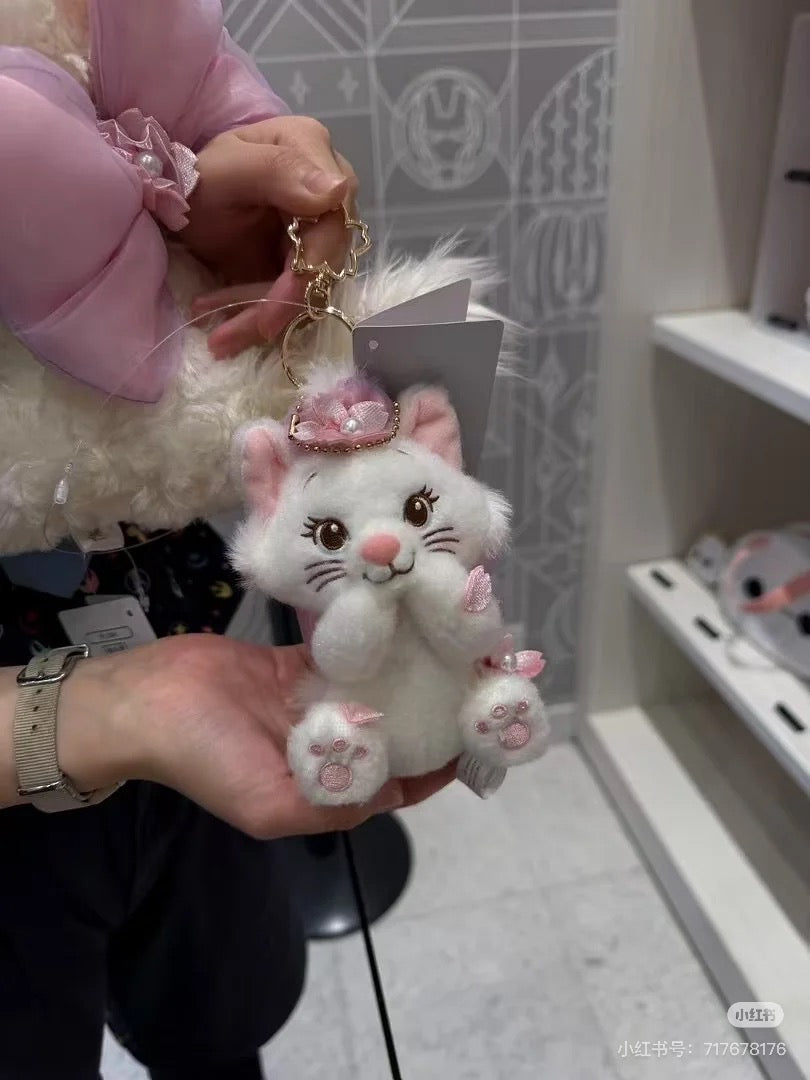 Disney迪士尼|Cherry Blossom Sakura 2025Collection Mascot Keychain 东迪2025年限定樱花粉坐姿可爱角色毛绒玩偶钥匙扣挂件/包挂/樱花造型钥匙圈| 约高 12 x 宽 10 x 深 12.5 (cm)