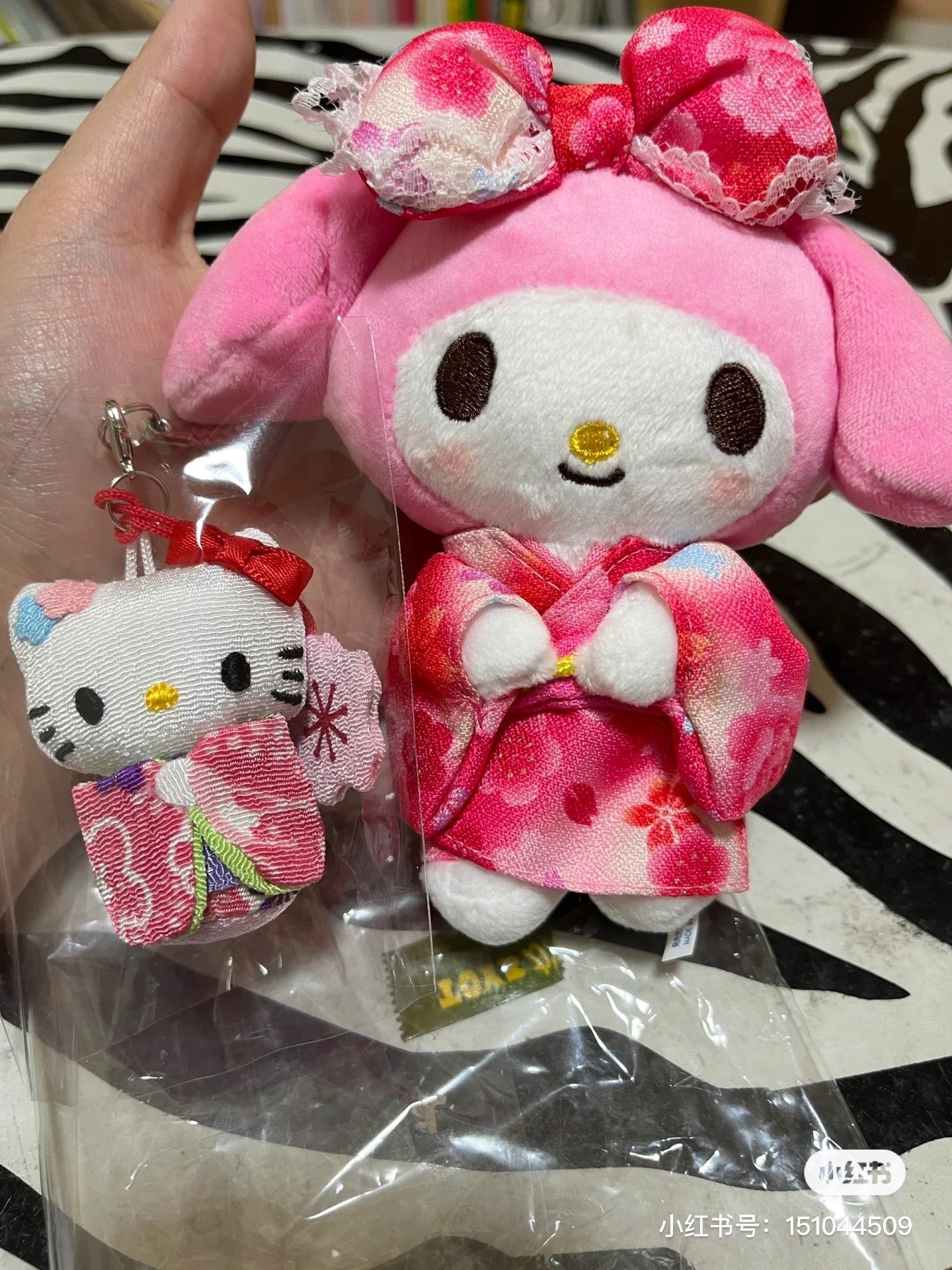 Sanrio|Hello Kitty复古和风开运御守樱花挂件|W40XH155XD25mm