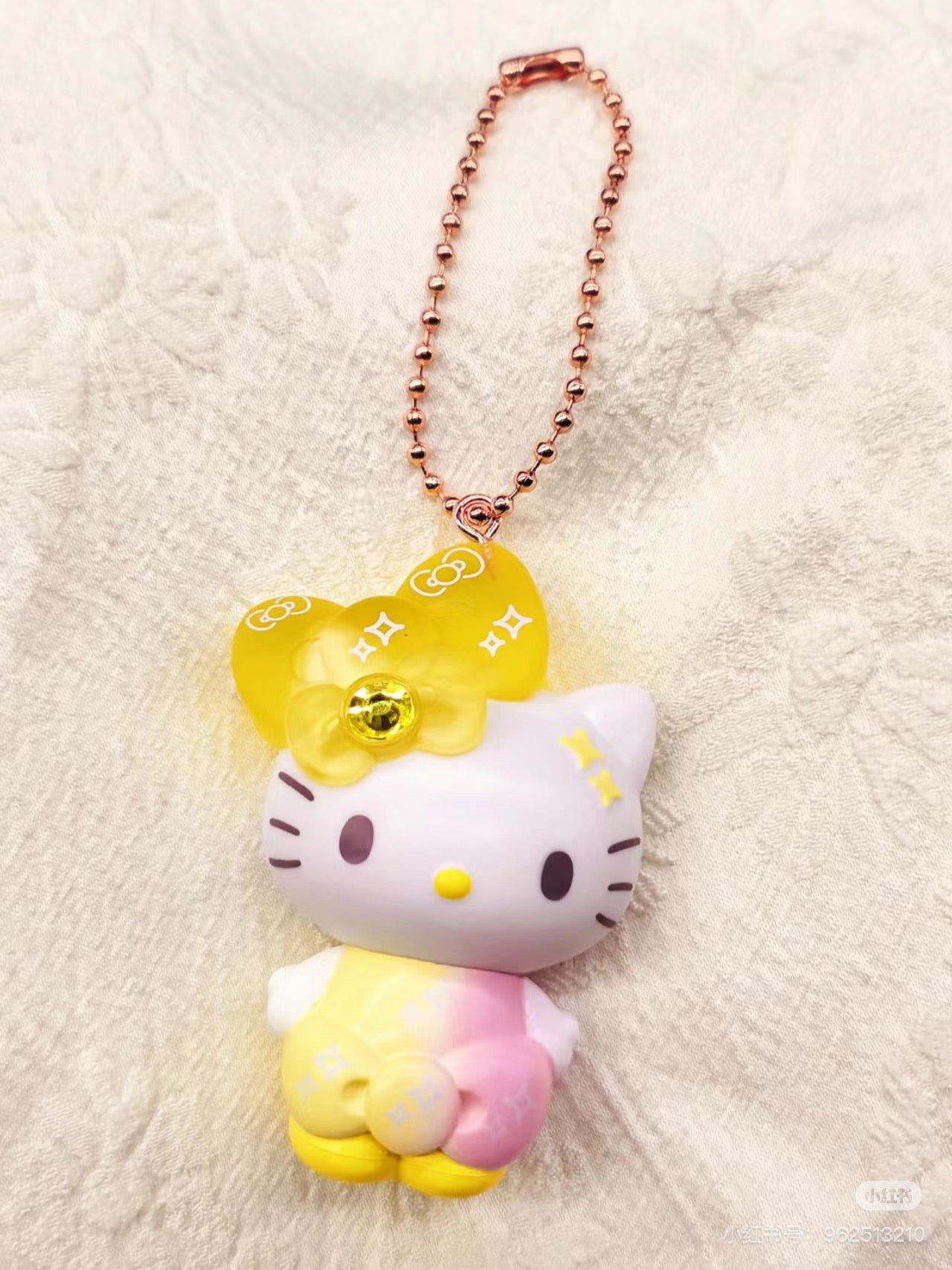HelloKitty凯蒂猫|Birthday 50th The Fashionable Ribbons Sanrio Blindbag 50周年生日限定彩虹水钻蝴蝶结吊饰挂件盲盒/全8种|1枚入