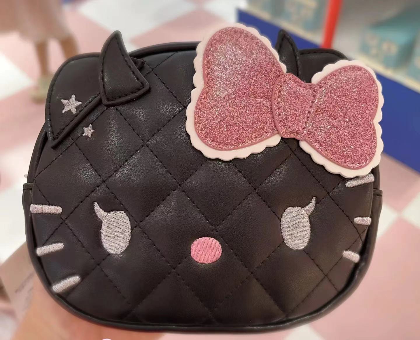 Hello kitty凯蒂猫|Sanrio Hello Kitty Face-Shaped Pouch / Angel and Little Devil天使恶魔手拿小包/背面有小翅膀|约 20.1 x 18.1 x 8.0cm