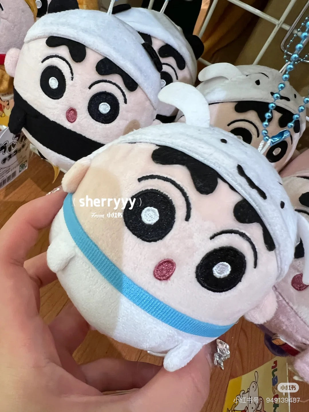 Crayon shin-chan蜡笔小新|Doll Crayon Shin-chan Mascot可爱角色圆滚滚毛绒玩偶挂件/包挂/拉长尾巴身体会震动|约H:100mm×W:100mm×D:75mm