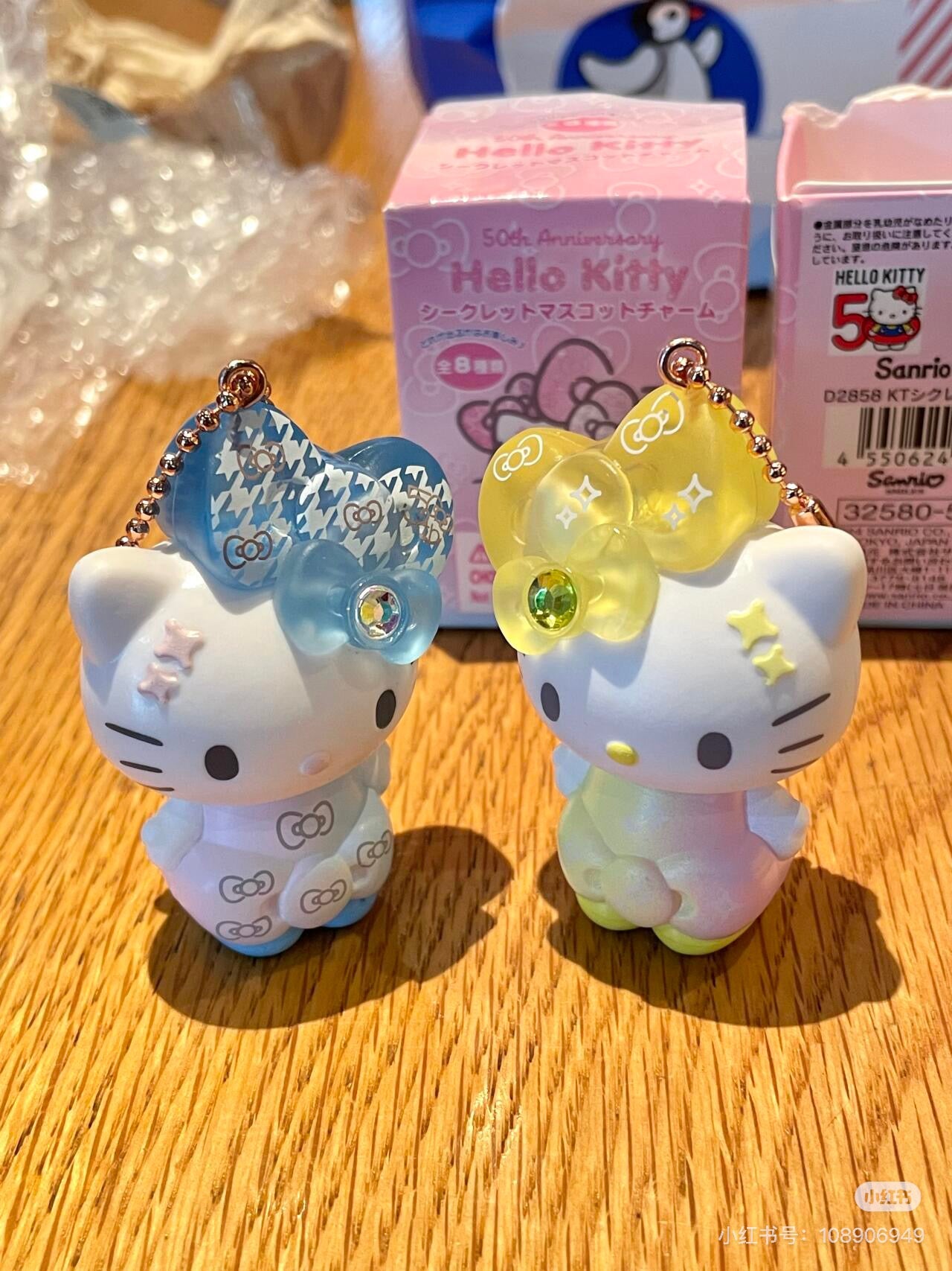 HelloKitty凯蒂猫|Birthday 50th The Fashionable Ribbons Sanrio Blindbag 50周年生日限定彩虹水钻蝴蝶结吊饰挂件盲盒/全8种|1枚入