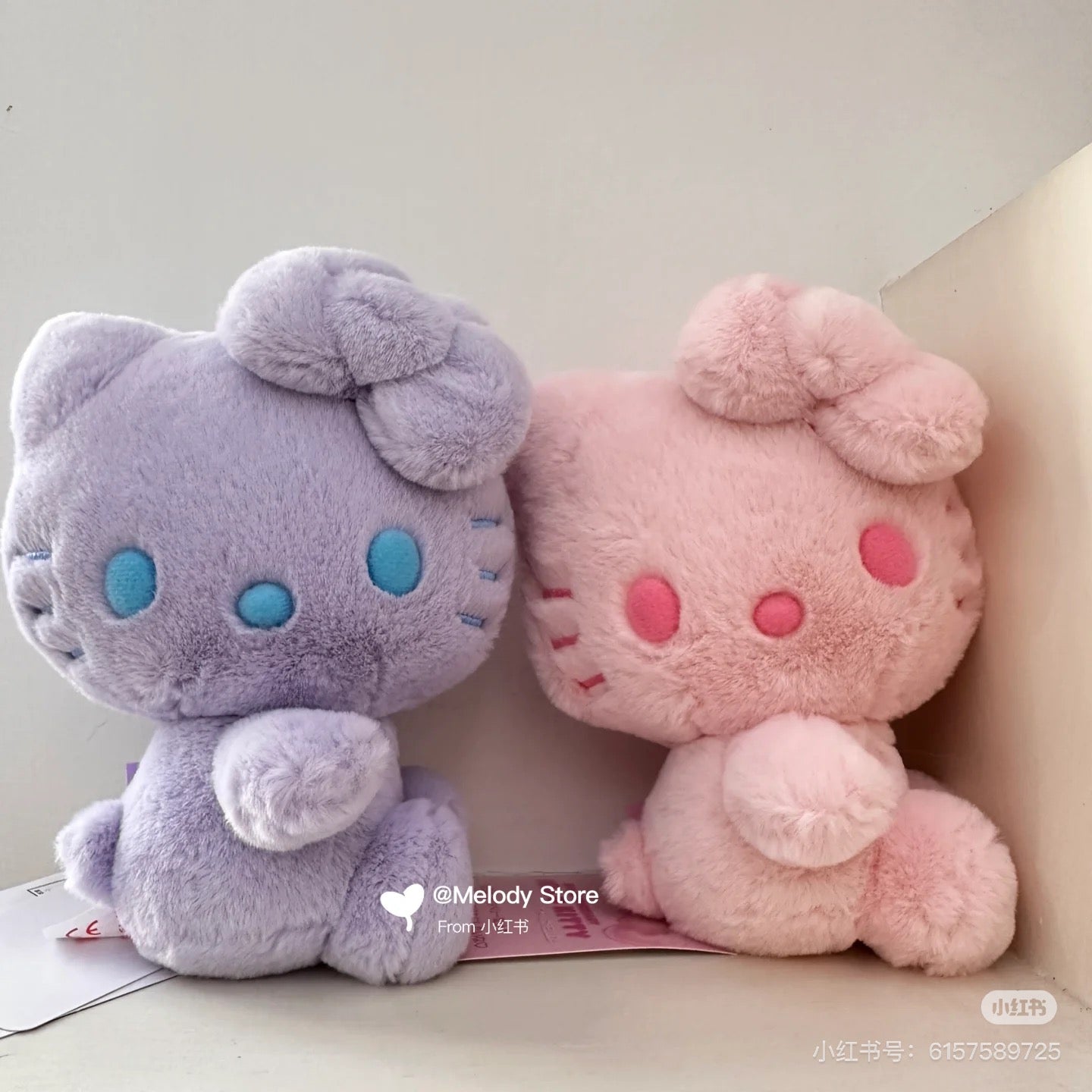 HelloKitty凯蒂猫|Sanrio Hello Kitty 50th Anniversary50周年限定缤纷24色colors毛绒玩偶/公仔 |约12.5 x 9.8 x 15 cm