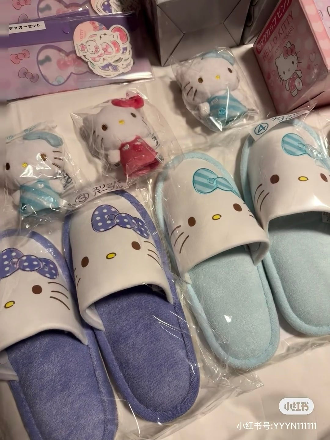 Sanrio三丽鸥|Hello Kitty凯蒂猫50周年一番赏抽奖/蝴蝶结抱枕/超大棉花公仔/化妆包/手提包/家居拖鞋/玩偶挂件/杯碟等|1次