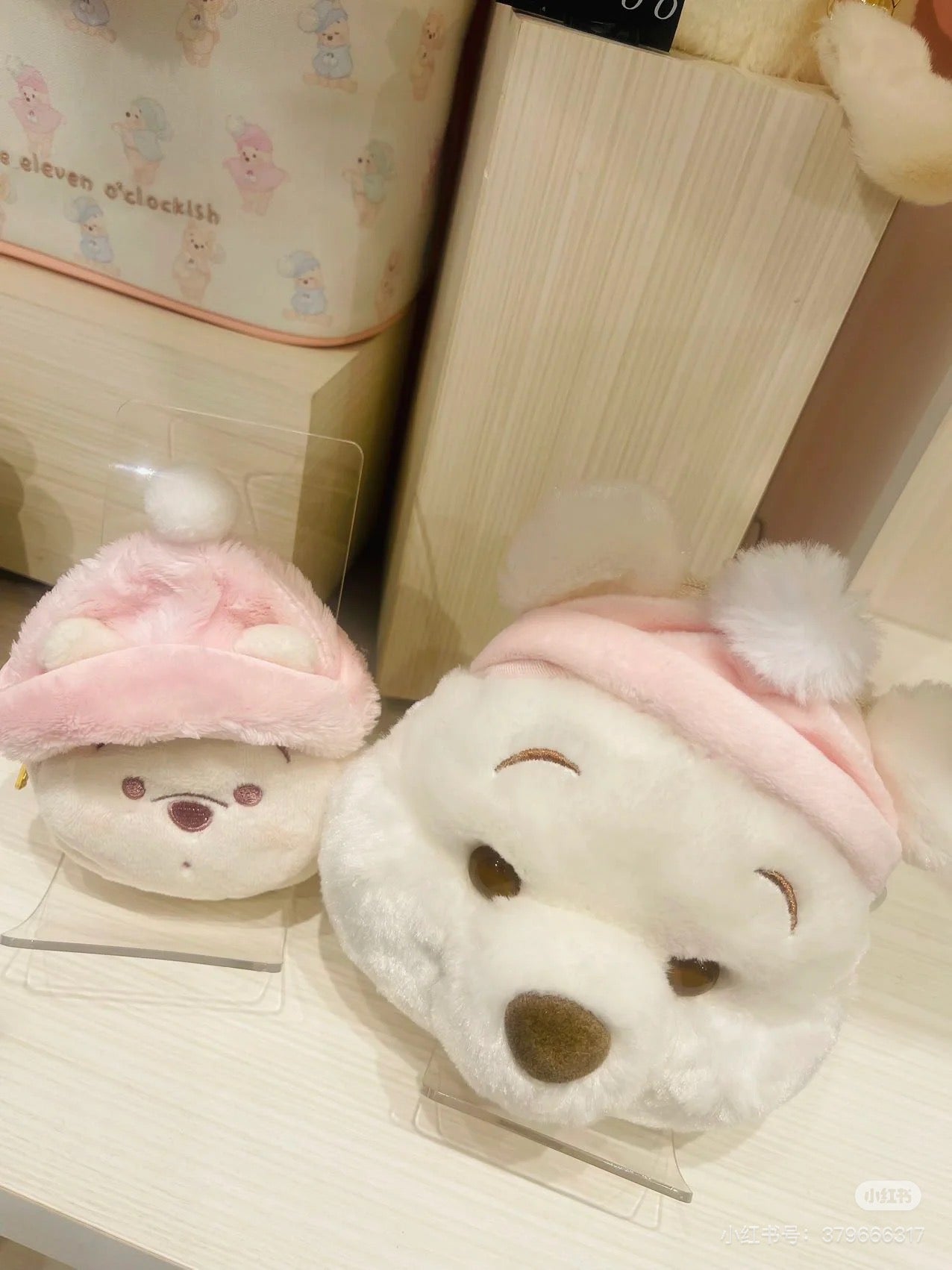 Disney迪士尼|Winnie the Pooh Pouch with Carabiner Fruit Latte Color东迪冬日限定水果拿铁色睡衣睡帽斗篷系列噗噗维尼豆豆眼毛绒钥匙扣挂件零钱包/收纳包|约H11.5×W8.5×D6cm