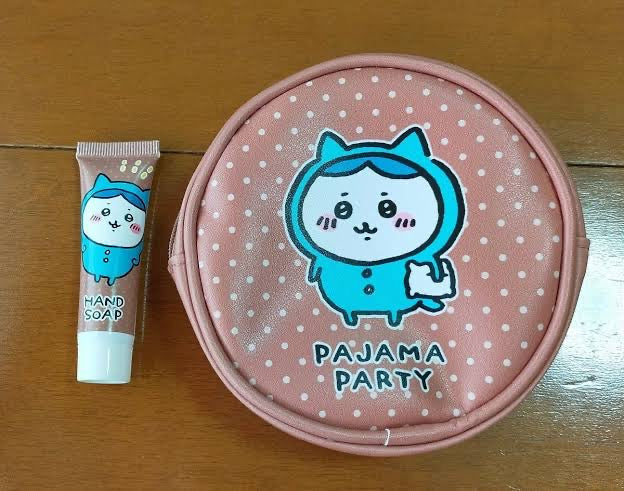 Chiikawa 吉伊卡哇|睡衣派对系列圆形皮质感零钱包+洗手液12g组/反面有3小只|約H120×W165×D60mm